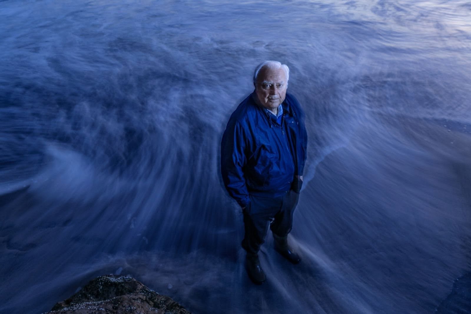 Frank Drake (1930-2022). Murió a los 92 años, después de dedicar su vida a convertir una pregunta imposible en una ecuación: ¿hay alguien más allá del silencio?