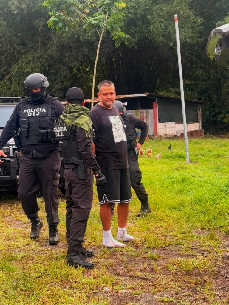 Algunos poseen millones, armas y habitan una leyenda criminal, en el fondo son hombres condenados a vivir agazapados, esperando el ruido que anuncie su caída.