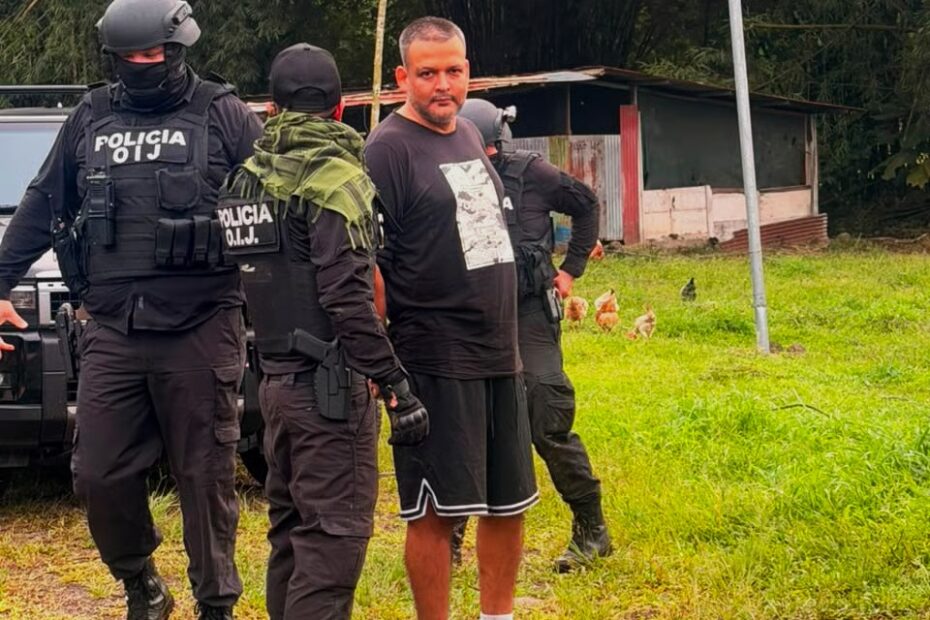 Algunos poseen millones, armas y habitan una leyenda criminal, en el fondo son hombres condenados a vivir agazapados, esperando el ruido que anuncie su caída.