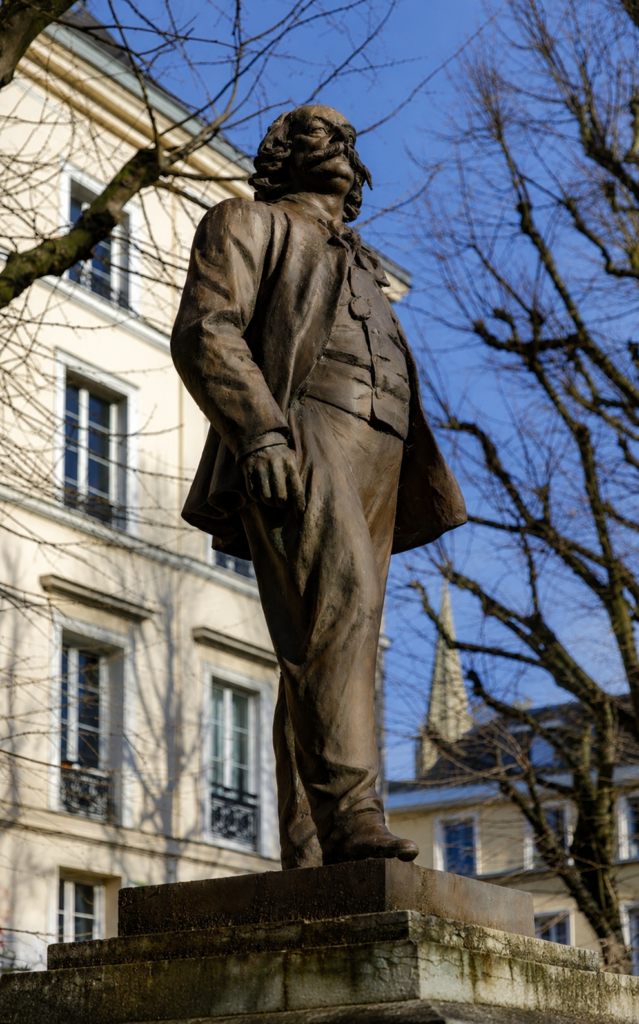 Flaubert quiso desaparecer detrás de sus libros. Nosotros preferimos levantarle una estatua. Una reflexión sobre la persistente necesidad de buscar al autor cuando la obra ya debería bastarnos.