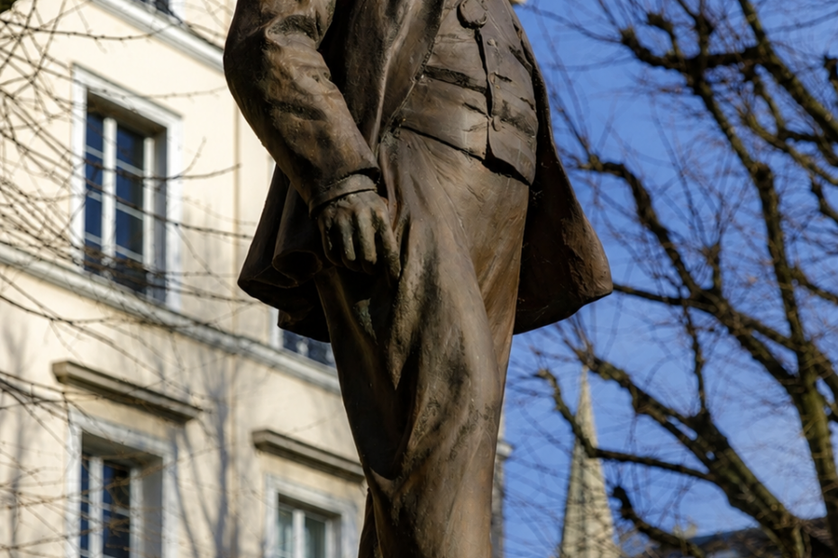 Flaubert quiso desaparecer detrás de sus libros. Nosotros preferimos levantarle una estatua. Una reflexión sobre la persistente necesidad de buscar al autor cuando la obra ya debería bastarnos.