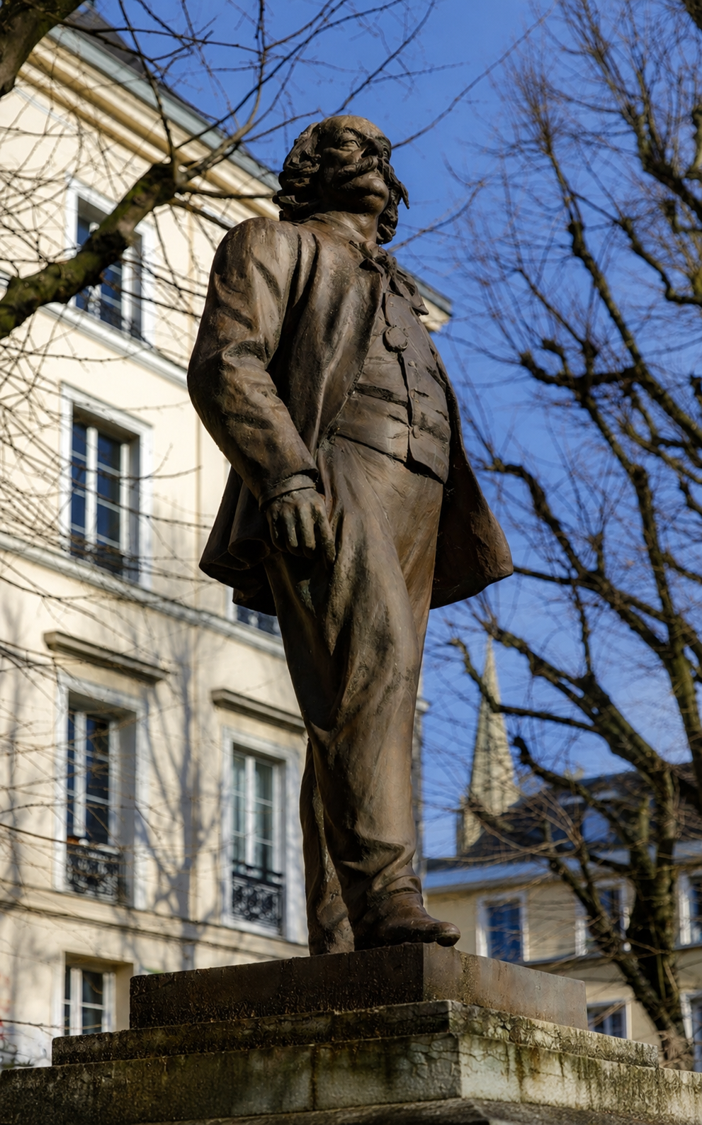 Flaubert quiso desaparecer detrás de sus libros. Nosotros preferimos levantarle una estatua. Una reflexión sobre la persistente necesidad de buscar al autor cuando la obra ya debería bastarnos.