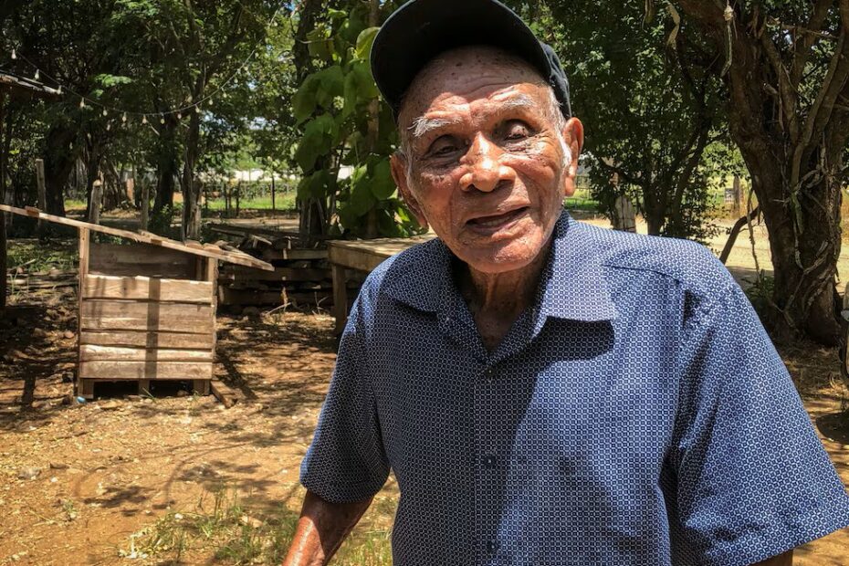 Mientras algunos intentan certificar si José Flores es el hombre más longevo del mundo, desaparece silenciosamente el mundo que le permitió llegar hasta esa edad.