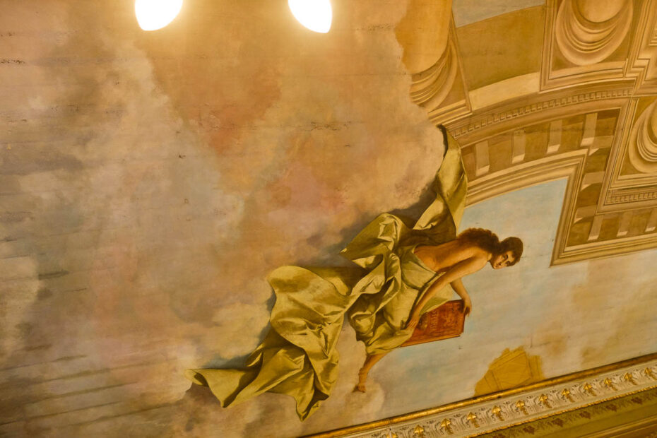 El Teatro Nacional fue levantado, en parte, gracias al café. Más de un siglo después, otro café me puso en marcha hacia un pasado al que se entra por la puerta menos solemne.