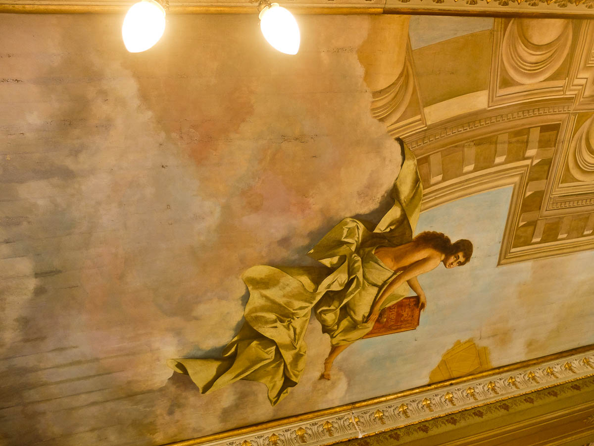 El Teatro Nacional fue levantado, en parte, gracias al café. Más de un siglo después, otro café me puso en marcha hacia un pasado al que se entra por la puerta menos solemne.