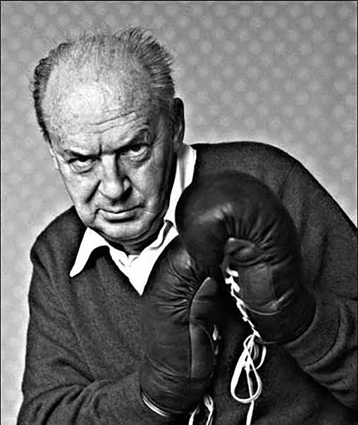 Nabokov no necesitaba un ensayo para demoler una reputación: le bastaban dos adjetivos bien afilados. Ante su mirada, el panteón literario dejaba de ser templo y se convertía en cadalso.